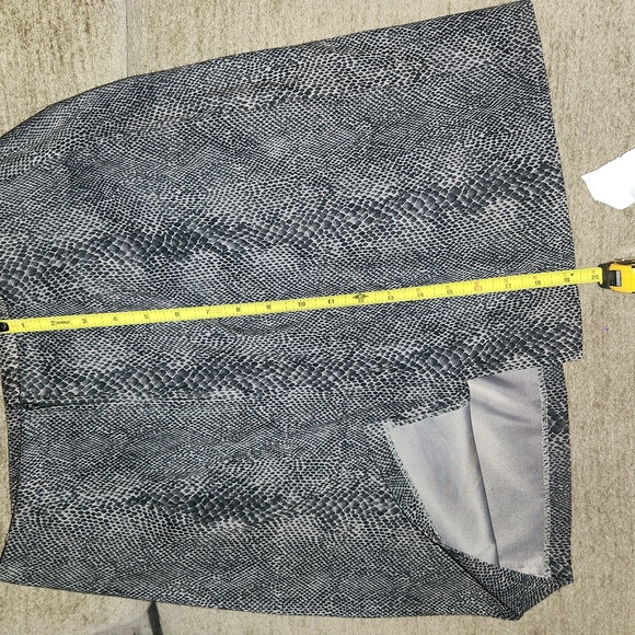 Elegant Black and Gray Snake Print Skirt - Picture 6 of 6